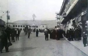 بەردەم چایخانەی شەعب ساڵی 1952